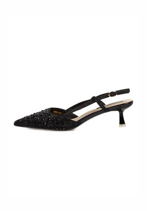 Zapato de tacón negro tipo slingback con punta afilada, adornado con cuentas texturizadas. Presenta un tacón delgado y una correa cruzada estrecha. El material parece brillante.
