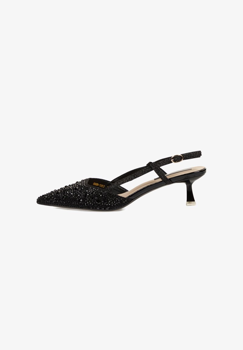 Zapato de tacón negro tipo slingback con punta afilada, adornado con cuentas texturizadas. Presenta un tacón delgado y una correa cruzada estrecha. El material parece brillante.