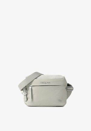 Sac bandoulière gris clair avec poche zippée à l'avant, sangle réglable et logos métalliques de la marque à l'avant ainsi qu’un porte-clés attaché.