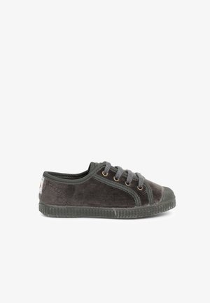 Graue Leinensneaker mit abgerundeter Zehenpartie, Gummisohle, grauen Schnürsenkeln und goldenen Ösen; hat eine strukturierte Oberfläche und ein Logo-Label an der Ferse.