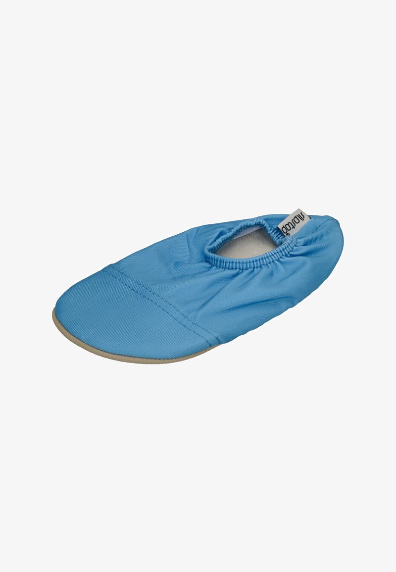 Helle blaue Stoffschlappen mit abgerundetem Zehenbereich, elastischem Einstieg und beigem Sohlen. Nahtdetail auf der oberen Fläche.