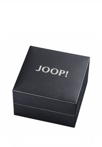 Schwarze, strukturierte Geschenkbox mit glatter Oberfläche, auf deren Oberseite ein erhabenes silbernes "JOOP!"-Logo angebracht ist. Quadratische Form mit einem Deckel.