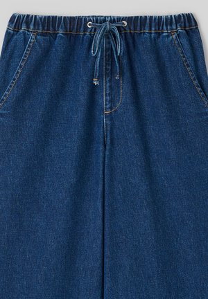 Pantalon en denim bleu moyen avec taille élastique, cordon de serrage réglable et poches latérales.
