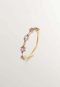 Anillo de oro con cinco piedras ovaladas de color púrpura claro, montadas en garras decorativas, y con una banda suave y pulida.