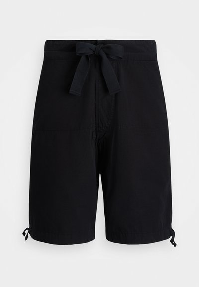 Černé plavky vyrobené z lehké tkaniny, s nastavitelným šňůrkovým páskem v pase a regulovatelnými detaily na spodním lemu.