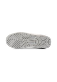 Suela de zapato con un diseño de relieve detallado en gris claro, hecha de goma con patrones en relieve para proporcionar tracción y estabilidad.