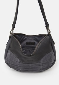 Grå läderhandväska med mjuk textur, med en böjd design, utvändiga veck och en dragkedjeöppning upptill. Insidan har en slät foder.