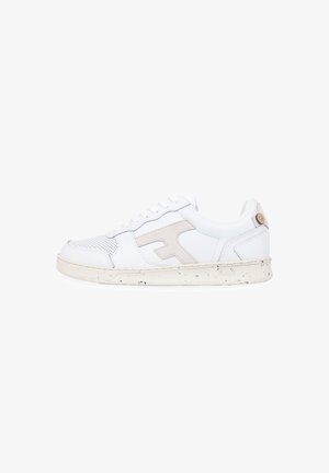 Witte sneaker van geperforeerd leer, met beige suède accenten, platte veters en gespikkelde rubberen zool. Rond toelopende neus en gevoerde kraag.