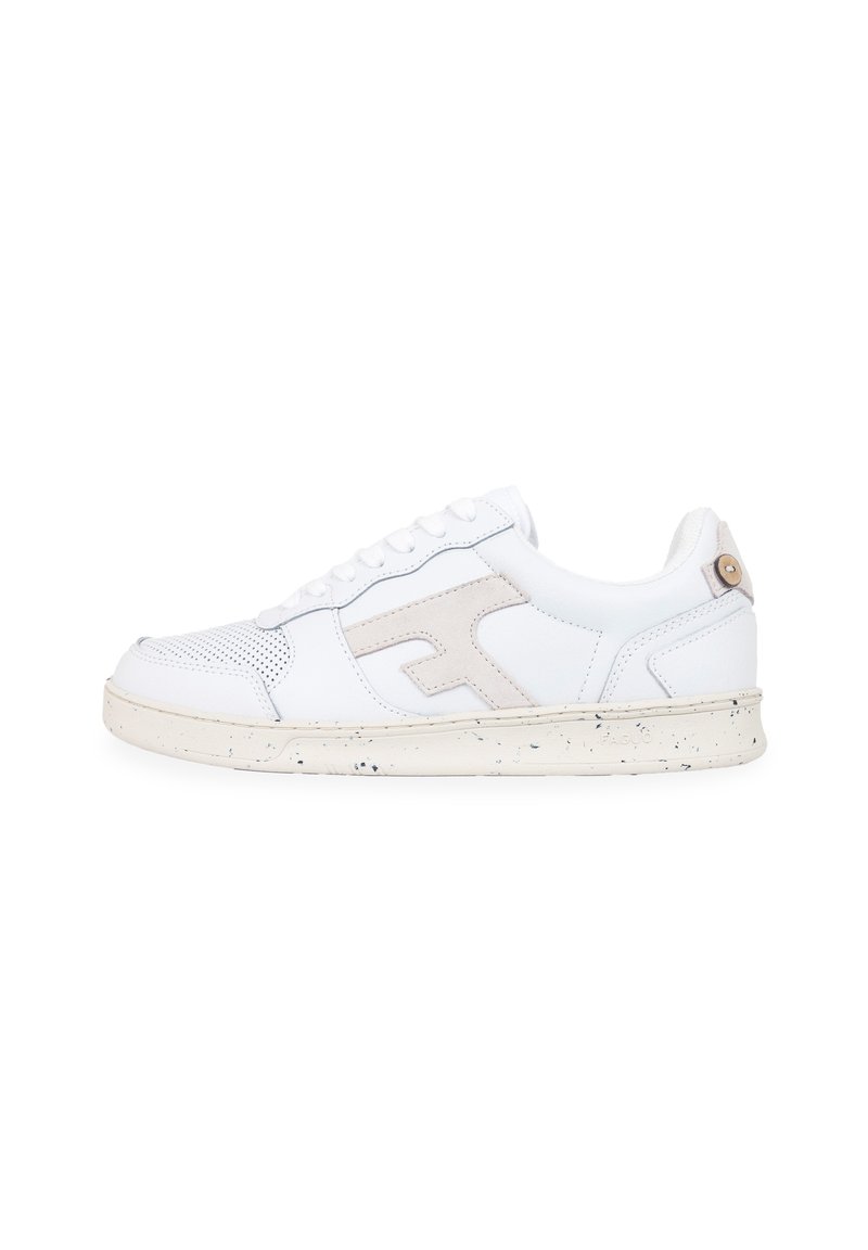 Sneaker bianco con pelle perforata, dettagli in suede beige, lacci piatti e suola in gomma maculata. Punta arrotondata e colletto imbottito.