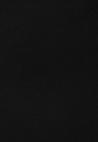 Schwarzer gerippter Stoff mit einer strukturierten Oberfläche und parallel verlaufenden Rillen. Das Material wirkt weich und dehnbar und eignet sich gut für Kleidung.