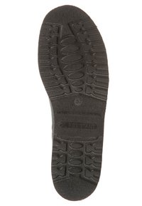 Semelle de chaussure en caoutchouc noir avec un design de profil texturé. Porte la mention "RÉSISTANT À L'HUILE" et l'empreinte de la taille 37. Durable et antidérapante.