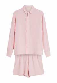 Jasnoróżowy, teksturowany bawełniany komplet piżamowy z koszulą na guziki z długim rękawem, posiadającą kieszeń na piersi, oraz szortami z elastycznym pasem.