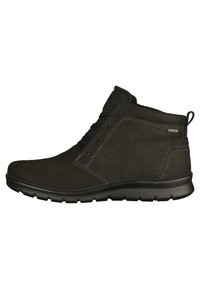Stivaletti alla caviglia in suede nero con punta arrotondata, lacci sulla parte anteriore, collare imbottito e suola in gomma testurizzata che presenta un sottile dettaglio del logo.