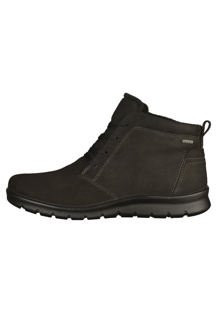 Stivaletti alla caviglia in suede nero con punta arrotondata, lacci sulla parte anteriore, collare imbottito e suola in gomma testurizzata che presenta un sottile dettaglio del logo.