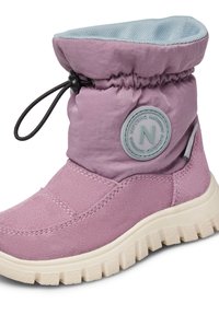 Botines morados hasta el tobillo con una tela texturizada, parte superior elástica y suela de goma. Presenta un logo circular en el lateral y un cuello acolchado.