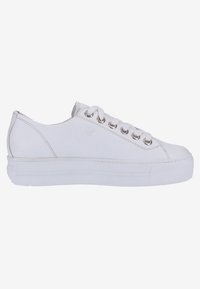 Weiße Leder-Sneaker mit runden Zehen, Schnürdesign, metallenen Ösen und dicker weißen Gummisohle. Schlichte Nähte und minimale Markenpräsenz.