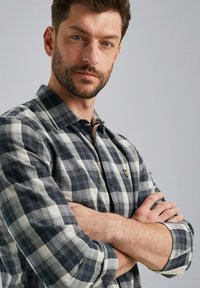 Grijs en wit geruit overhemden van lichtgewicht stof, met een omklapbare kraag, knoopsluiting aan de voorkant en een logo detail op de linkerkant van de borst.