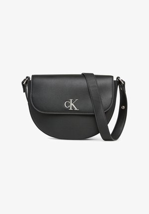 Černá crossbody taška vyrobená z texturovaného materiálu, s zakřiveným tvarem, stříbrným logem a nastavitelným popruhem.