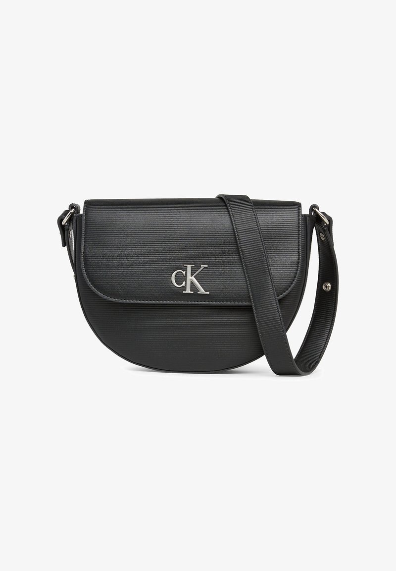 Czarna torebka na ramię wykonana z teksturowanego materiału, o zakrzywionym kształcie, z akcentem w postaci srebrnego logo oraz regulowanym paskiem.