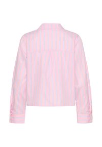 Camicia a righe rosa con linee blu, colletto, maniche lunghe con polsini abbottonati e dettaglio di piega sul retro per un design aggiuntivo.