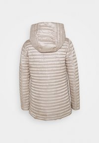 Lekko opalizująca kurtka puchowa w jasnobrązowym kolorze z pionowym pikowaniem, kapturem i gładkim, błyszczącym wykończeniem. Prosty design bez widocznych elementów metalowych.