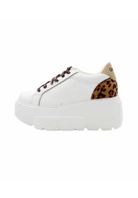 Sneaker platform bianco con dettaglio in pelle leopardata sul tallone e lacci coordinati in stampa leopardata, visto di lato su sfondo bianco.