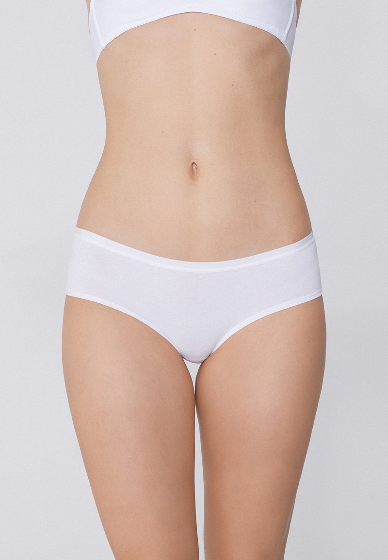 Bílé bavlněné hipster kalhotky s hladkým páskem, vykrojené nízko a s minimem švů pro bezproblémový vzhled.
