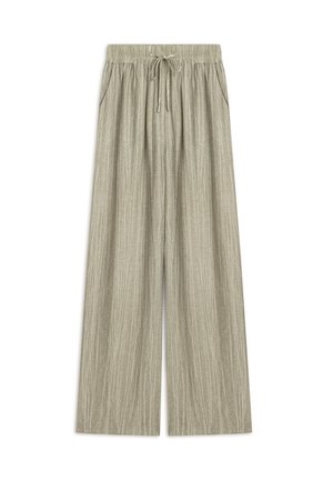 Pantalones de pierna ancha en gris claro con cintura elástica, cordón y bolsillos laterales. La tela texturizada presenta sutiles rayas verticales.