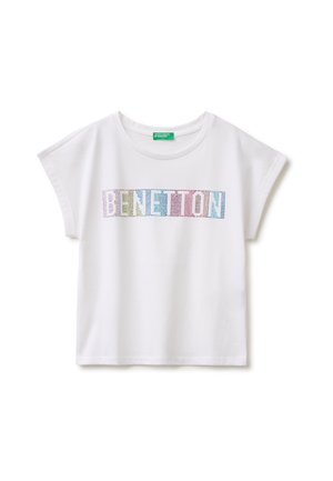 Witte T-shirt met korte mouwen met kleurrijke gestippelde letters die "BENETTON" op de borst spellen en een groen merklabel aan de binnenkant van de kraag.
