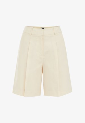 Bermuda beige plissée avec un design cintré, présentant une texture lisse et des poches latérales, coupée au-dessus du genou pour un ajustement décontracté.