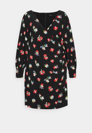 Robe noire à manches longues, ornée de motifs floraux rouges et bleus. Design enveloppant et détail froncé sur le côté, texture de tissu douce.