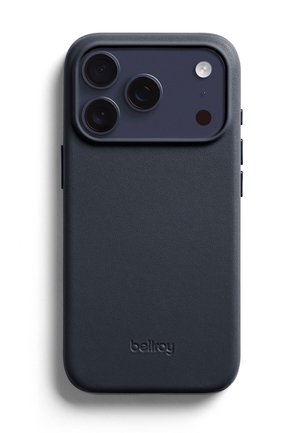 Smartphone nero con tripla lente della fotocamera e flash in alto a sinistra, racchiuso in una custodia liscia in pelle nera Bellroy.