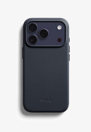 Smartphone nero con tripla lente della fotocamera e flash in alto a sinistra, racchiuso in una custodia liscia in pelle nera Bellroy.
