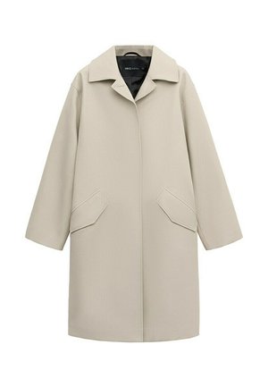 Abrigo largo de lana beige con cuello ancho, cierre frontal oculto y bolsillos con solapa en ángulo, mostrado sobre un fondo blanco.