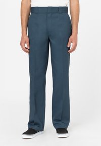 Pantalons droits teal en tissu lisse, dotés d'une taille haute avec passants de ceinture et de plis avant discrets.