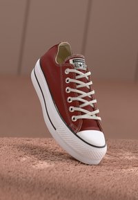 CHUCK TAYLOR ALL STAR LIFT - Tenisice - rottin apple/white/black