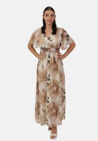 Robe maxi en beige clair avec motif floral, dotée d'un décolleté en V, de manches courtes et d'une taille smockée pour une silhouette ajustée.