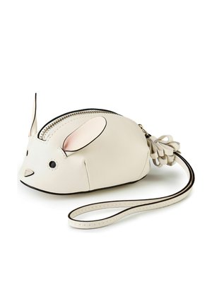 Weißes Handgelenktäschchen in Form einer Maus mit gestickten Augen, Nase, Ohren, Reißverschluss oben und einem blumenförmigen Detail in der Nähe des Riemens.