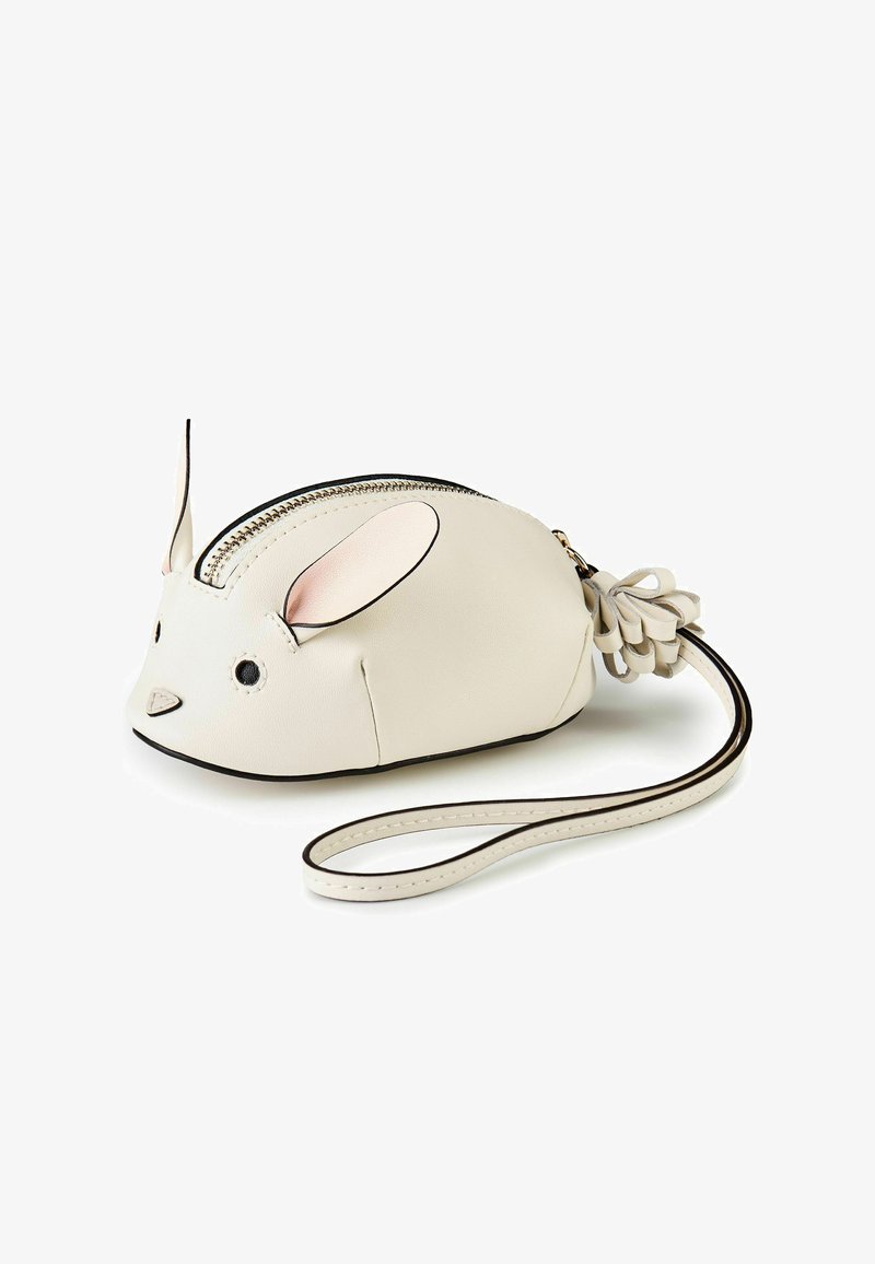 Pochette blanche en forme de souris avec des yeux, un nez, des oreilles cousus, une fermeture éclair sur le dessus et un détail en forme de fleur près de la sangle.