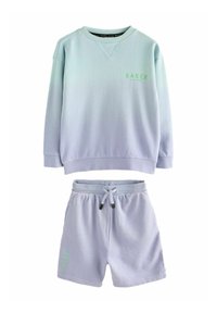 Felpa azzurra con la scritta 'BAKER' stampata in verde, abbinata a pantaloni corti coordinati. Entrambi realizzati in tessuto morbido, con una vestibilità rilassata.