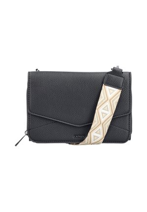 Pochette en cuir noir texturé avec une sangle à motif géométrique beige, dotée d'une fermeture éclair et d'un design angulaire élégant.
