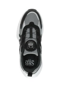 Zwarte en grijze sportieve schoen met een bovenwerk van mesh, een gevoerd kraagje, een rond vetersysteem en een witte zool. Heeft een logo op de binnenzool.