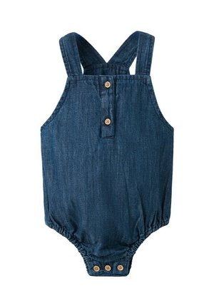 Donkerblauwe denim baby romper met kruisbandjes op de rug, knoopsluiting aan de voorkant en drie knopen onderaan voor gemakkelijke toegang tot het luiergebied.