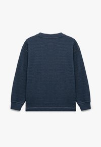 Navy-blaues Langarmshirt aus strukturiertem Stoff mit feinen horizontalen Streifen, Rundhalsausschnitt und gerippten Bündchen sowie Saum.