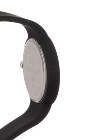 Correa de reloj de goma negra con parte trasera de acero inoxidable, grabada con "RESISTENTE AL AGUA 3 ATM" y "SUPERGA". Diseño redondo.
