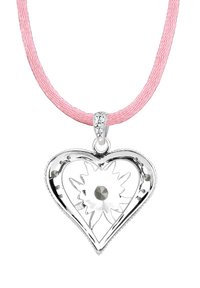 Pendentif en argent en forme de cœur avec un design découpé floral, bords texturés et collier en cordon rose. Présente de petites pierres précieuses accentuant le cœur.