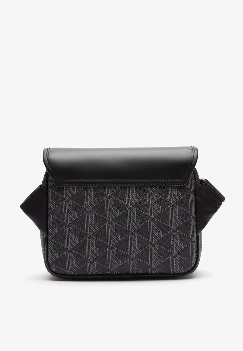 Schwarze Schultertasche mit einem strukturierten geometrischen Muster, ausgestattet mit einem Klappverschluss und glatten Lederakzenten. Kompakte rechteckige Form.