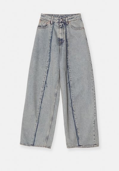 Lyseblå vide jeans med rå kanter, høj talje og kontrast sømme. Lavet af denim, der fremviser en afslappet pasform og minimal slid.