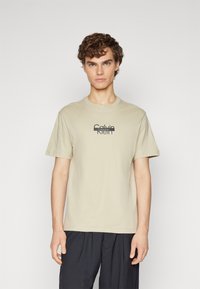 Calvin Klein CUT THROUGH LOGO - T-shirts med print - eucalyptus