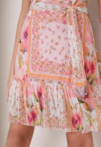 Lipsy PUFF SLEEVE WAIST PLEAT - Vestido informal - pink printed
